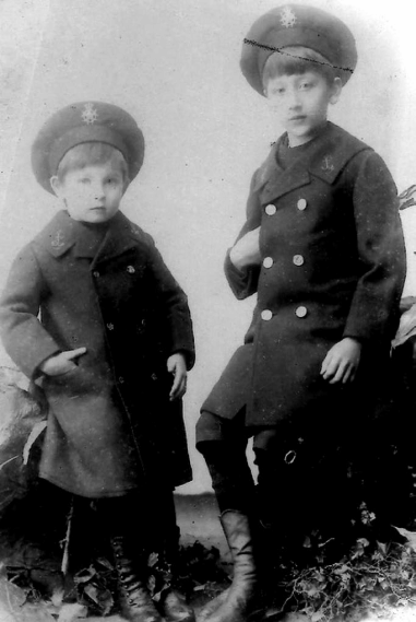 Шура Фермор слева и его старший брат Коля справа. Учащиеся школы морской гвардии в Санкт-Петербурге.
