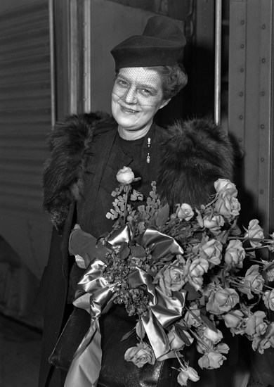 Veres Grand Duchess Marie with a bouquet of flowers