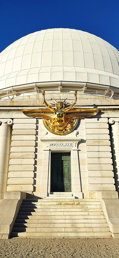 Klemberg La grande coupole, abritant le grand équatorial, avec l'Apollon sortant du zodiaque (ou Génie des scie